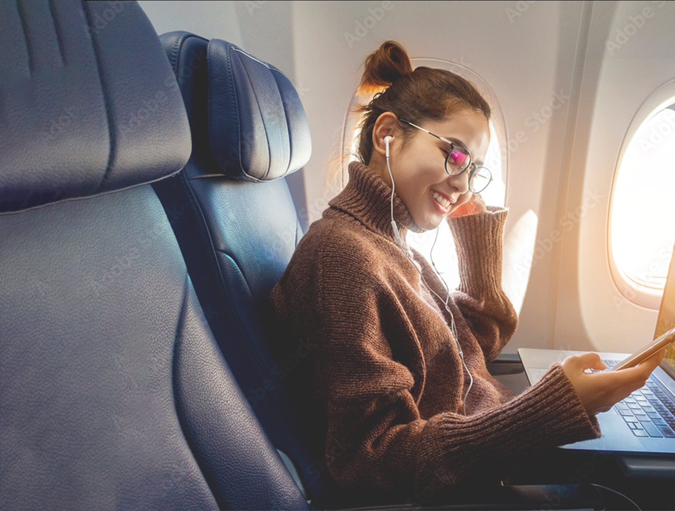 飛行機に乗る女性